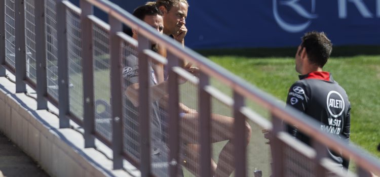 Marcos Llorente, al margen del grupo durante el entrenamiento de este viernes. EFE / Rodrigo Jiménez