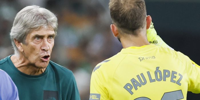 El entrenador del Betis Manuel Pellegrini (i) durante el partido de la jornada 5 de LaLiga EA Sports entre el Real Betis y la Real Sociedad, este viernes en el estadio de La Cartuja, en Sevilla. EFE/ José Manuel Vidal