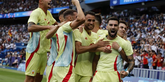 Alex Baena celebra un gol en una imagen de archivo de los Juegos Olímpicos de París 2024, junto a Eric García, Pubill y más compañeros. EFE/ Kiko Huesca