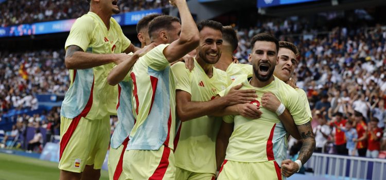 Alex Baena celebra un gol en una imagen de archivo de los Juegos Olímpicos de París 2024, junto a Eric García, Pubill y más compañeros. EFE/ Kiko Huesca