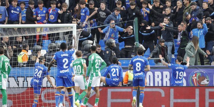 Altercados en las gradas durante el partido de LaLiga entre el Getafe y el Betis, este domingo en el Coliseo. EFE/ Zipi