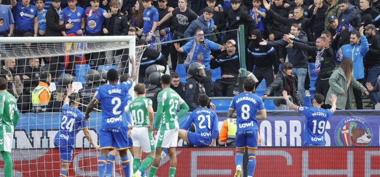 Altercados en las gradas durante el partido de LaLiga entre el Getafe y el Betis, este domingo en el Coliseo. EFE/ Zipi