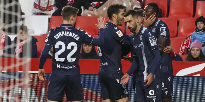 alt 2-3. La Real remonta en la recta final y acerca al Granada a Segunda