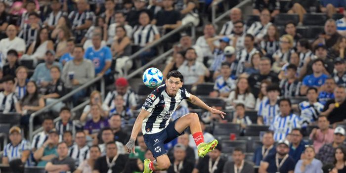 Gerardo Arteaga de Monterrey controla un balón este sábado, en un partido de la Liga MX entre Monterrey y Cruz Azul, en el estadio BBVA en Guadalupe (México). EFE/Miguel Sierra