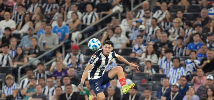 Gerardo Arteaga de Monterrey controla un balón este sábado, en un partido de la Liga MX entre Monterrey y Cruz Azul, en el estadio BBVA en Guadalupe (México). EFE/Miguel Sierra