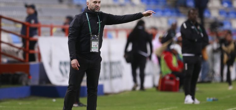 El entrenador de México, Pedro López, da instrucciones a sus jugadoras. Imagen de archivo. EFE /David Martínez Pelcastre