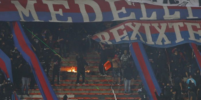 Fanáticos de Independiente Medellín provocaron este jueves graves desórdenes en una de las tribunas del estadio Atanasio Girardot y pusieron en riesgo la seguridad de asistentes y jugadores antes del comienzo del partido de la cuarta jornada de la fase de grupos de la Copa libertadores contra Flamengo que, minutos después, fue cancelado por la Conmebol. EFE/ STR