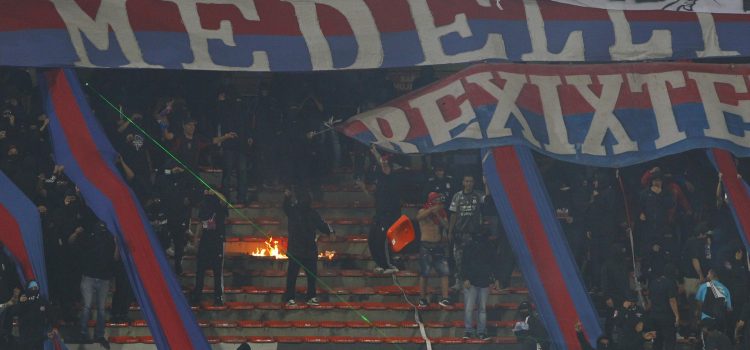 Fanáticos de Independiente Medellín provocaron este jueves graves desórdenes en una de las tribunas del estadio Atanasio Girardot y pusieron en riesgo la seguridad de asistentes y jugadores antes del comienzo del partido de la cuarta jornada de la fase de grupos de la Copa libertadores contra Flamengo que, minutos después, fue cancelado por la Conmebol. EFE/ STR