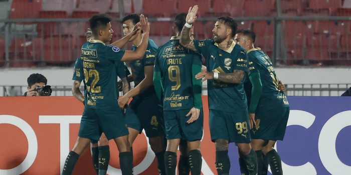 Jugadores de Bolívar celebran este miércoles en el estadio Julio Mártinez Prádanos, de Santiago, la clasificación a los octavos de final de la Copa Sudamericana con una goleada por 0-3 a Palestino, como la que ocho días atrás le propinó al equipo chileno en La Paz. EFE/ Elvis González
