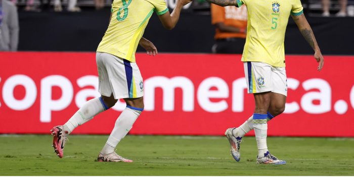 alt El brasileño Bruno Guimarães se queja de la rigidez de la Conmebol en los descansos de la Copa América