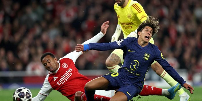 El portero del Arsenal David Raya y el defensa Gabriel (I) junto a Giuliano Simeone durante el partido de la vuelta de semifinales de la UEFA Champions League que han jugado Arsenal FC y Atletico de Madrid, en Londres, Reino Unido. EFE/EPA/NEIL HALL