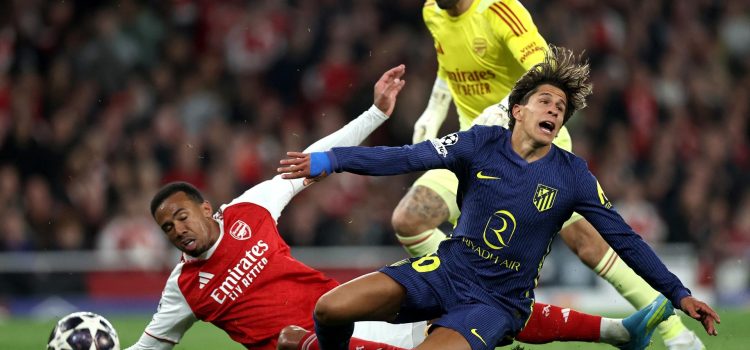 El portero del Arsenal David Raya y el defensa Gabriel (I) junto a Giuliano Simeone durante el partido de la vuelta de semifinales de la UEFA Champions League que han jugado Arsenal FC y Atletico de Madrid, en Londres, Reino Unido. EFE/EPA/NEIL HALL