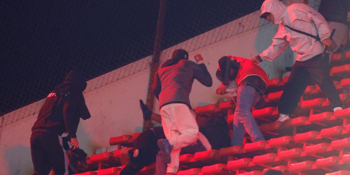 Fanáticos de Independiente y la Universidad de Chile se enfrentan este miércoles en una tribuna del Estadio Libertadores der América de la ciudad argentina de Avellaneda con graves consecuencias que obligaron a la cancelación del partido de vuelta de los octavos de final de la Copa Sudamericana. EFE/ Juan Ignacio Roncoroni