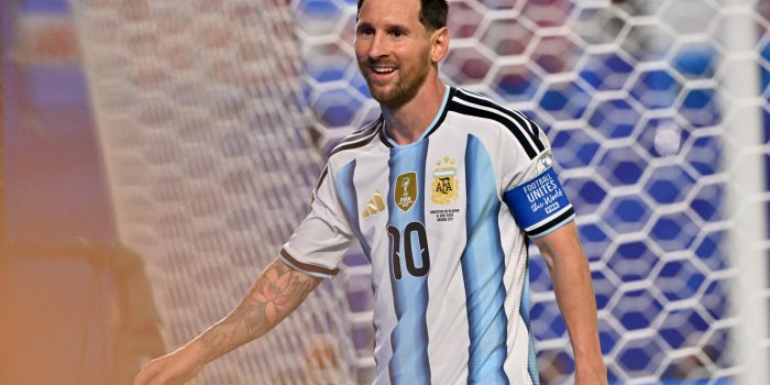 alt DEBUT PERFECTO DE ARGENTINA: Messi firma triplete ante Argelia y alcanza al alemán Klose