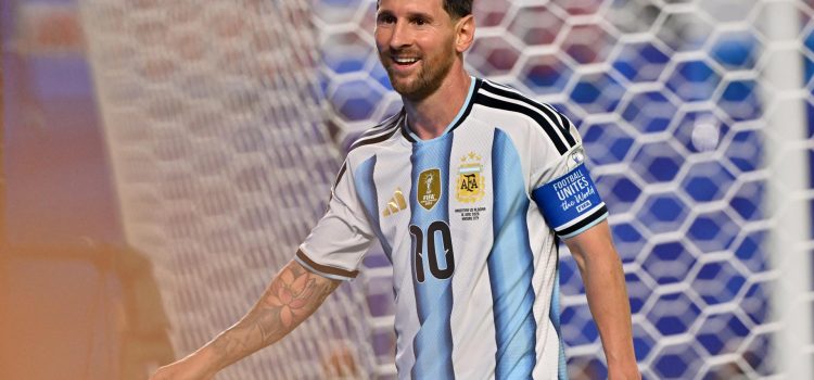 alt DEBUT PERFECTO DE ARGENTINA: Messi firma triplete ante Argelia y alcanza al alemán Klose