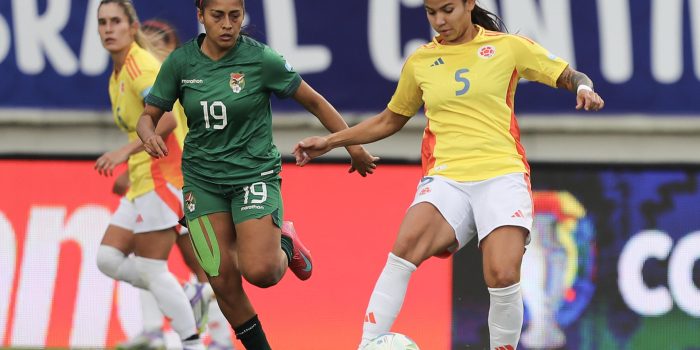 Lorena Bedoya (d), de Colombia, disputa el balón con Carla Méndez, de Bolivia, en un partido de la fase de grupos de la Copa América Femenina entre Colombia y Bolivia en el estadio Gonzalo Pozo Ripalda en Quito (Ecuador). EFE/José Jácome