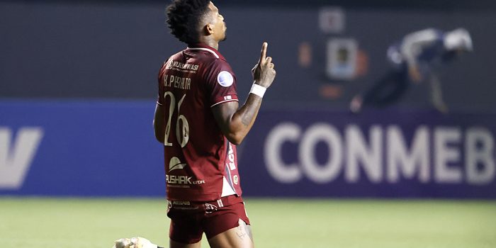 Kevin Peralta de Mushuc Runa celebra la victoria sobre Palestino en el partido de la última jornada de la fase de grupos de la Copa Sudamericana jugado en el estadio Bicentenario de La Florida en Santiago. EFE/ Elvis González.