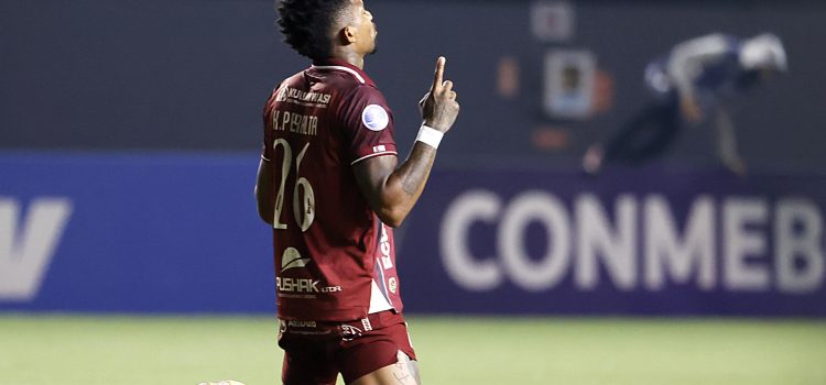 Kevin Peralta de Mushuc Runa celebra la victoria sobre Palestino en el partido de la última jornada de la fase de grupos de la Copa Sudamericana jugado en el estadio Bicentenario de La Florida en Santiago. EFE/ Elvis González.