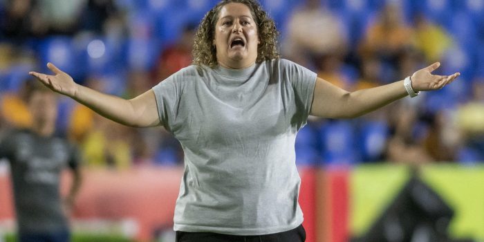 alt Mano a mano de costarricense y española en bancos de Monterrey y Tigres