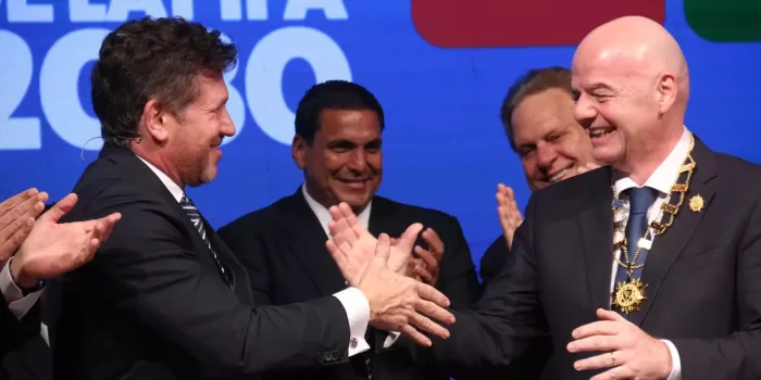 alt La FIFA y la Conmebol firman, junto a presidentes de Paraguay y Uruguay, acta del Mundial 2030