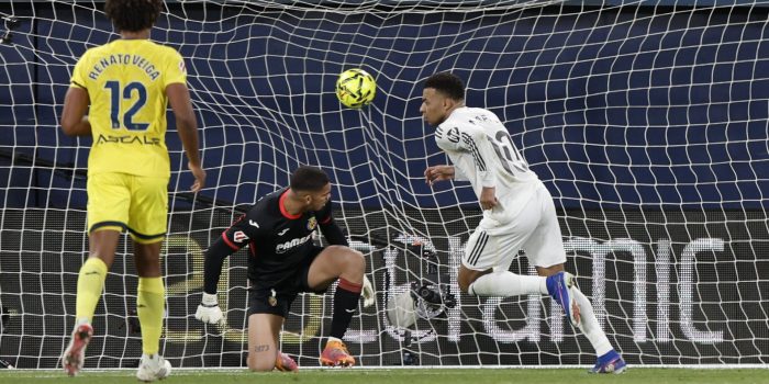 El delantero francés del Real Madrid Kylian Mbappé marca su segundo gol de penalti durante el partido de la jornada 21 de LaLiga que Villarreal CF y Real Madrid disputaron en el estadio de La Cerámica. EFE/Kai Forsterling