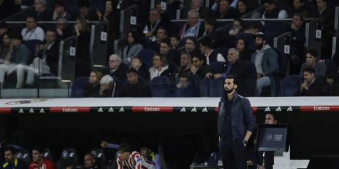 El entrenador del Real Madrid, Álvaro Arbeloa, durante el partido de la jornada 29 de LaLiga que Real Madrid y Atlético de Madrid han disputado este domingo en el estadio Santiago Bernabéu. EFE/Juanjo Martín