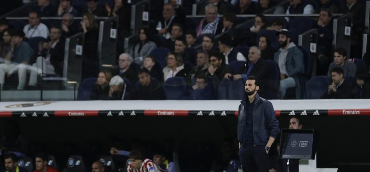 El entrenador del Real Madrid, Álvaro Arbeloa, durante el partido de la jornada 29 de LaLiga que Real Madrid y Atlético de Madrid han disputado este domingo en el estadio Santiago Bernabéu. EFE/Juanjo Martín