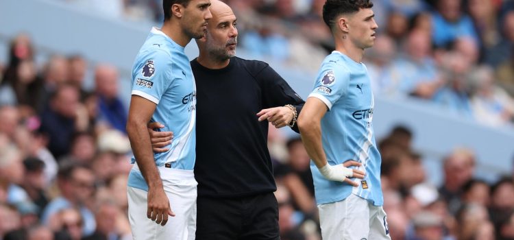 El entrenador del Manchester City, Pep Guardiola (C), habla con Rodri (I) antes de entrar al campo durante el partido contra el Tottenham Hotspur, el pasado 23 de agosto. EFE/EPA/ADAM VAUGHAN