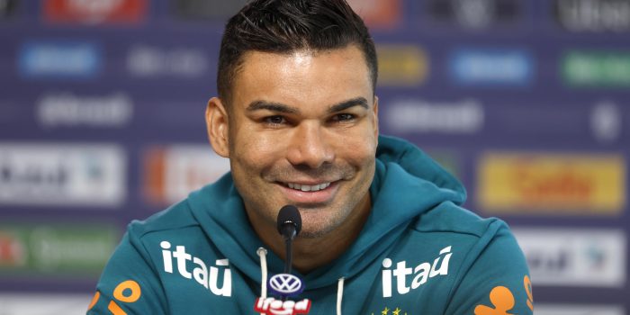 El jugador de la selección de Brasil Casemiro habla en una rueda de prensa este jueves, en el centro de entrenamiento de Granja Comar, en Teresópolis (Brasil). EFE/ Antonio Lacerda