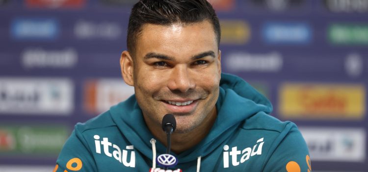 El jugador de la selección de Brasil Casemiro habla en una rueda de prensa este jueves, en el centro de entrenamiento de Granja Comar, en Teresópolis (Brasil). EFE/ Antonio Lacerda