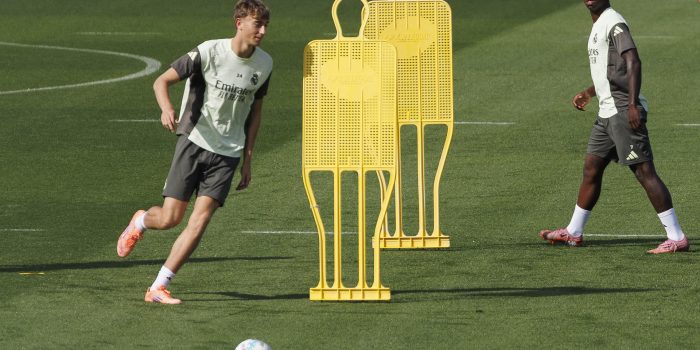 Foto de archivo de Dean Huijsen junto a Vinicius, durante un entrenamiento del Real Madrid en la Ciudad Deportiva de Valdebebas. EFE/Sergio Pérez