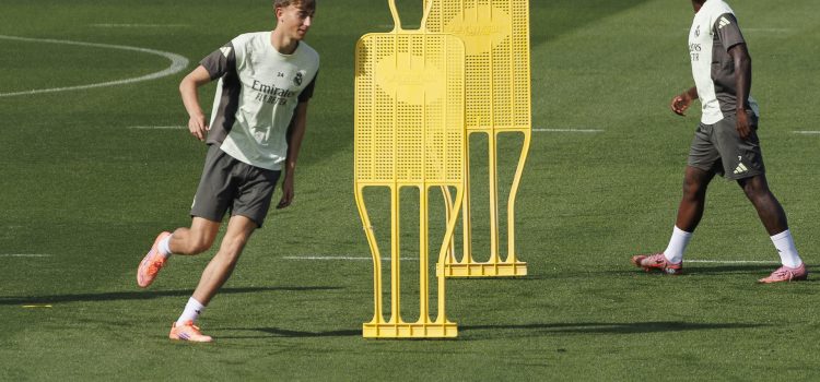 Foto de archivo de Dean Huijsen junto a Vinicius, durante un entrenamiento del Real Madrid en la Ciudad Deportiva de Valdebebas. EFE/Sergio Pérez