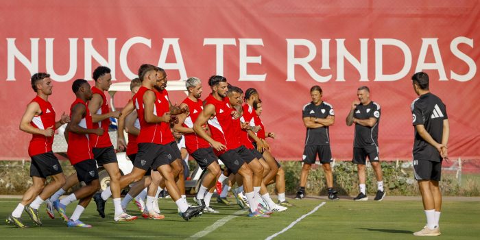 Fotografía de Julio Muñoz, en la que puede verse en una imagen de archivo del 6 de julio de 2025 al técnico argentino Matías Almeyda (3d) durante un entrenamiento del Sevilla. EFE