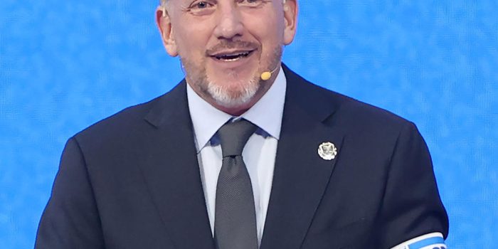 El presidente de la Conmebol, Alejandro Domínguez, habla durante el sorteo de las fases de grupos de las copas Libertadores y Sudamericana 2026, este jueves en Luque (Paraguay). EFE/ Juan Pablo Pino