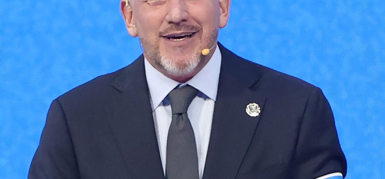 El presidente de la Conmebol, Alejandro Domínguez, habla durante el sorteo de las fases de grupos de las copas Libertadores y Sudamericana 2026, este jueves en Luque (Paraguay). EFE/ Juan Pablo Pino