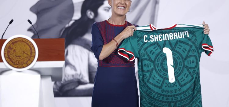 La presidenta de México, Claudia Sheinbaum, posa con una camiseta de la selección de México este lunes, durante una rueda de prensa en el Palacio Nacional de Ciudad de México (México). EFE/ Sáshenka Gutiérrez