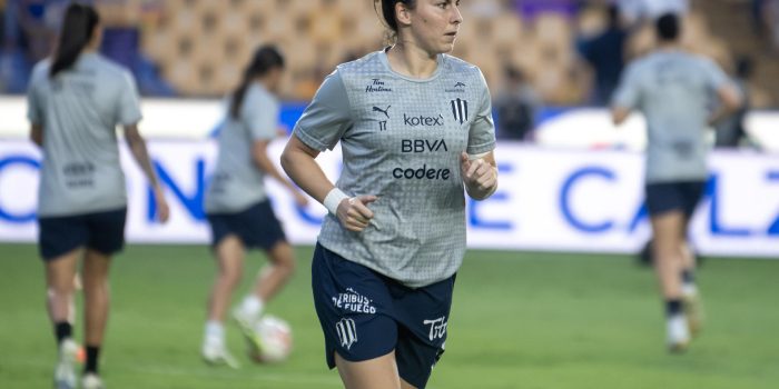 La jugadora española Lucia García de Rayadas calienta previo a un partido de la Liga Femenil MX en el Estadio Universitario, en Monterrey (México). Imagen de archivo. EFE/Miguel Sierra