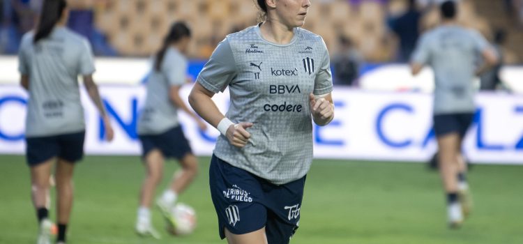 La jugadora española Lucia García de Rayadas calienta previo a un partido de la Liga Femenil MX en el Estadio Universitario, en Monterrey (México). Imagen de archivo. EFE/Miguel Sierra