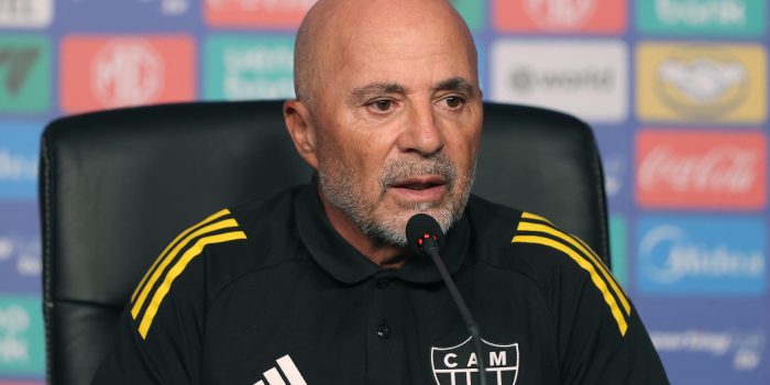 El entrenador de Atlético Mineiro, Jorge Sampaoli, habla durante una rueda de prensa en el estadio Defensores del Chaco en Asunción. EFE/Juan Pablo Pino
