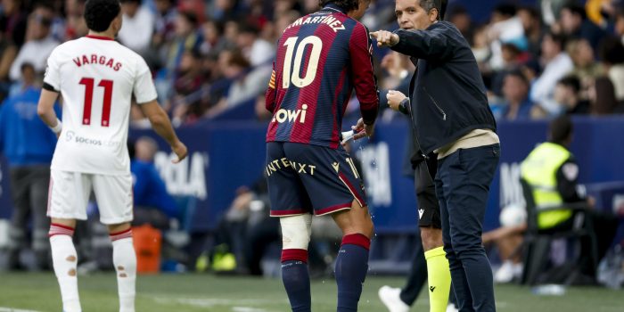 El entrenador del Levante, el portugués Luis Castro (d) da instrucciones al jugador Pablo Martínez durante el partido de LaLiga de fútbol entre el Levante y el Sevilla, este jueves en el estadio Ciutat de Valencia. EFE/ Manuel Bruque