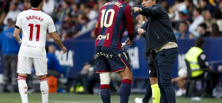 El entrenador del Levante, el portugués Luis Castro (d) da instrucciones al jugador Pablo Martínez durante el partido de LaLiga de fútbol entre el Levante y el Sevilla, este jueves en el estadio Ciutat de Valencia. EFE/ Manuel Bruque