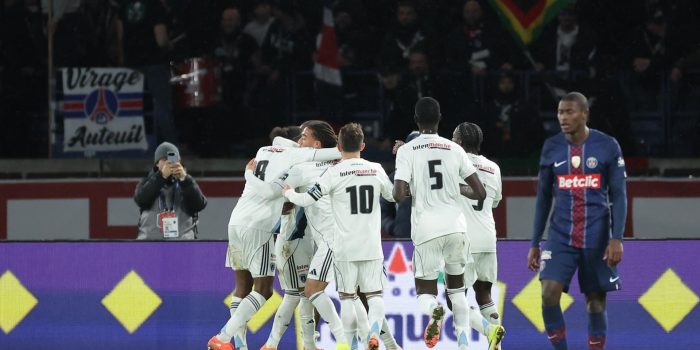 Jonathan Ikone celebra con sus compañeros el gol de la victoria del Parìs FC ante el PSG en los dieciseisavos de final de la Copa de Francia. EFE/EPA/CHRISTOPHE PETIT TESSON