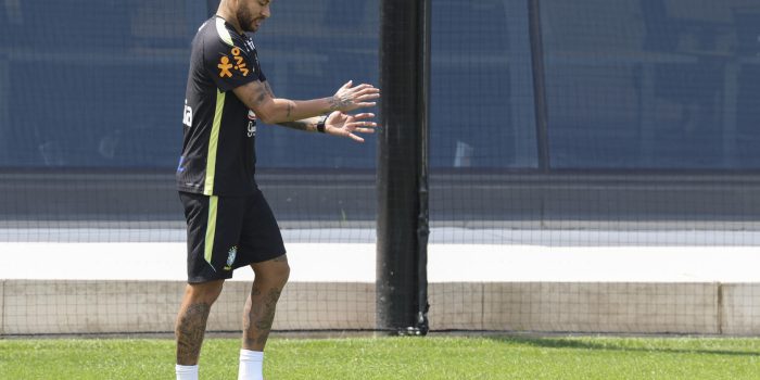 El delantero brasileño Neymar participa en la sesión de entrenamiento de la selección de Brasil en el centro de entrenamiento Columbia Park este miércoles, en Morristown, New Jersey (EE.UU.). EFE/ SEBASTIÃO MOREIRA