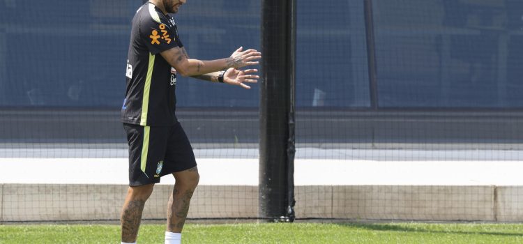 El delantero brasileño Neymar participa en la sesión de entrenamiento de la selección de Brasil en el centro de entrenamiento Columbia Park este miércoles, en Morristown, New Jersey (EE.UU.). EFE/ SEBASTIÃO MOREIRA