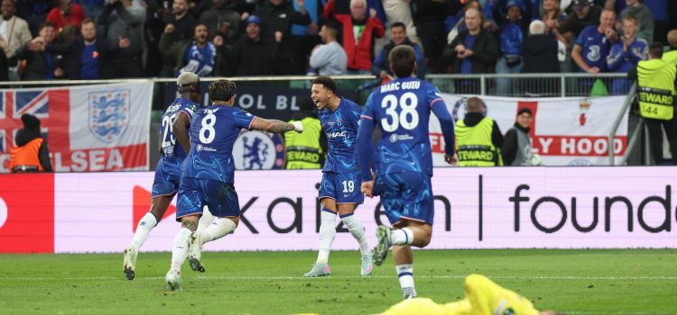 Los jugadores del Chelsea celebran el gol de Jadon Sancho durante el encuentro correspondiente a la final de la Liga de Conferencia que disputan hoy miércoles Chelsea y Betis en el Tarczynski Arena de Breslávia EFE/EPA/Pawel Jaskolka
