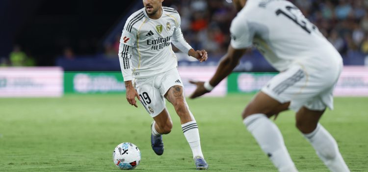 El centrocampista del Real Madrid Dani Ceballos (i) en una fotografía de archivo de esta temporada. EFE/Biel Alino