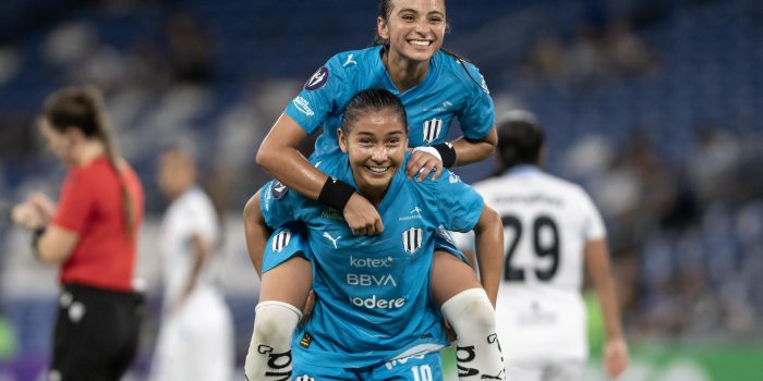 Nicole Pérez (abajo) y Alice Soto (arriba) de Rayadas celebran un gol. Imagen de archivo. EFE/ Miguel Sierra