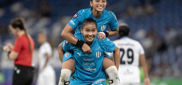 Nicole Pérez (abajo) y Alice Soto (arriba) de Rayadas celebran un gol. Imagen de archivo. EFE/ Miguel Sierra