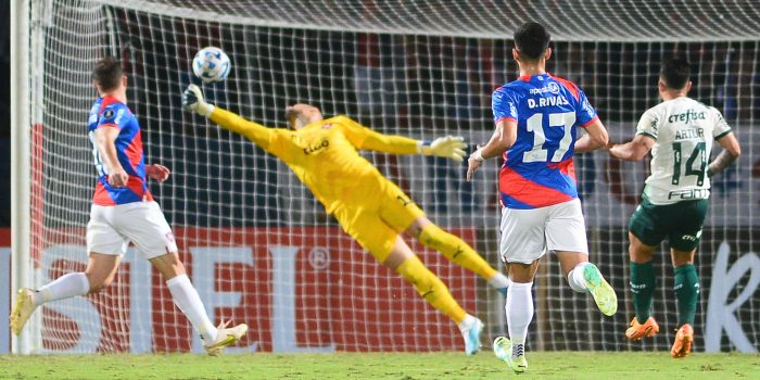 Jean Paulo Fernandes (c), arquero de Cerro Porteño de Paraguay, fue registrado este miércoles, 24 de mayo, al recibir un gol disparado por Artur (d), de Palmeiras de Brasil, durante un partido del grupo C de la Copa Libertadores, en el estadio General Pablo Rojas, en Asunción (Paraguay). EFE/Daniel Piris