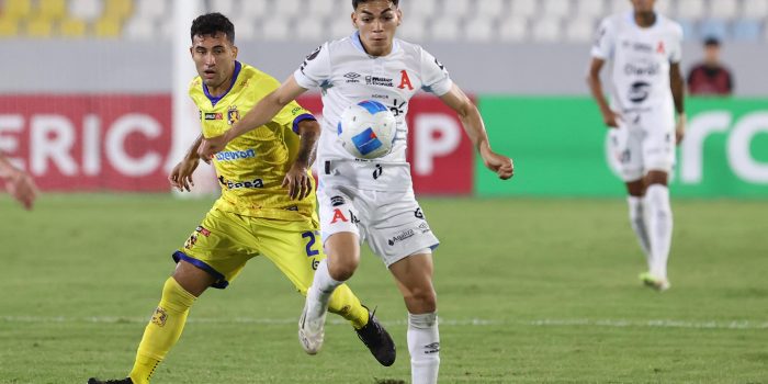 Leonardo Menjívar (d), de Alianza, disputa el balón con Carlos Hernández, de Managua, en la Copa Centroamericana en el estadio Jorge González en San Salvador (El Salvador). EFE/Javier Aparicio